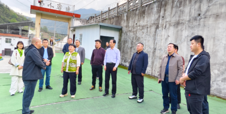 陜西億成人力資源科技集團董事長王樂樂隨漢濱合力團赴鎮(zhèn)坪縣開展鄉(xiāng)村振興教育幫扶調研