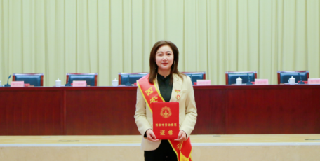 喜報！雄峰集團(tuán)黨支部書記、總經(jīng)理劉麗恒榮獲“西安市勞動模范”榮譽(yù)稱號